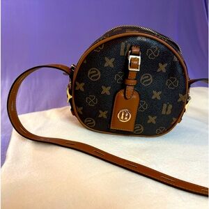 Round Hand bag generic brand name in EUC.//MAKE OFFER //